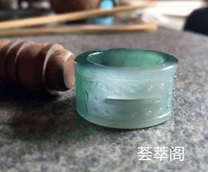 翡翠扳指寓意1.png?x-oss-process=image/auto-orient,1/quality,q_90/watermark,image_dXBsb2Fkcy93YXRlcl9tYXJrL2ppdXl1LnBuZz94LW9zcy1wcm9jZXNzPWltYWdlL3Jlc2l6ZSxQXzM1L2JyaWdodCw4NA,x_12,y_18