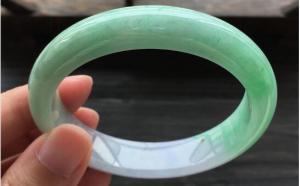 春带彩翡翠手镯基本都是假的吗？