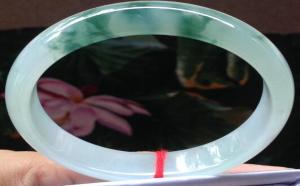 同是飘花类的翡翠，就飘绿花和飘蓝花相比，哪个会较好？