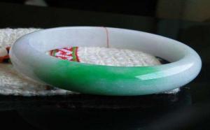 被忽视的白底青翡翠、花青翡翠，它们的价格竟如此亲民
