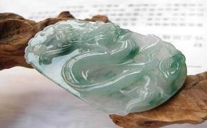 翡翠龙牌吊坠寓意是什么？这八大寓意不可不知！
