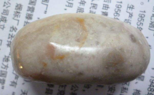 河滩上怎样鉴别是玉还是石头？