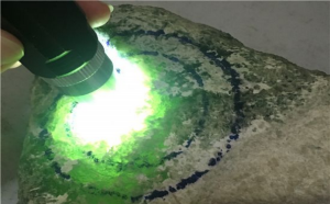 鉴赏翡翠原石用黄灯还是白灯好？