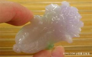 男士戴什么题材的玉好？翡翠白菜？还是动物生肖和田玉？