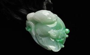 翡翠童子牌的寓意是什么？形象不同寓意也不同！