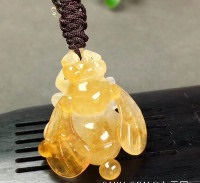 冰种黄翡蜜蜂翡翠吊坠