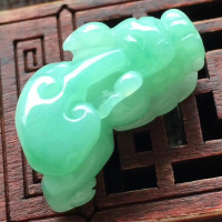 果绿糯种貔貅翡翠小摆件