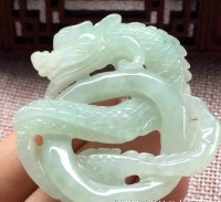 糯种白色盘龙翡翠挂件