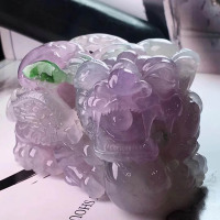 糯种春带彩貔貅翡翠摆件