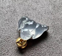 无色高冰种蝙蝠翡翠吊坠（起胶）