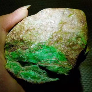 翡翠原石有什么特点
