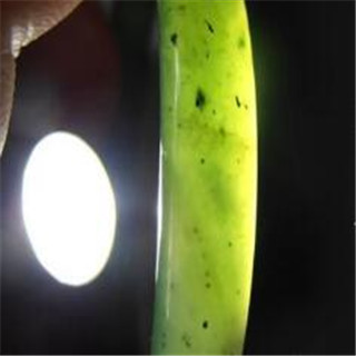 岫玉里面的黑点是什么