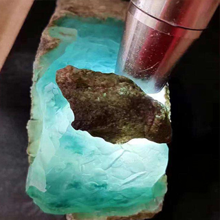 翡翠莫西沙毛料雾层特点