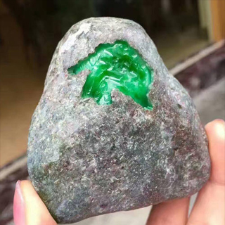莫湾基场口的翡翠什么特征