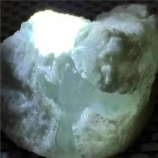 翡翠原石开料的过程