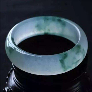 翡翠手镯上的裂纹是怎么回事