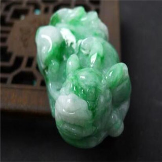 翡翠机器雕刻和手工雕刻哪个好