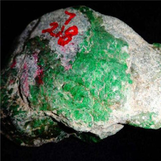 翡翠原石癣是什么样子的