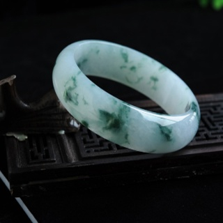 翡翠手镯的日常保养方法