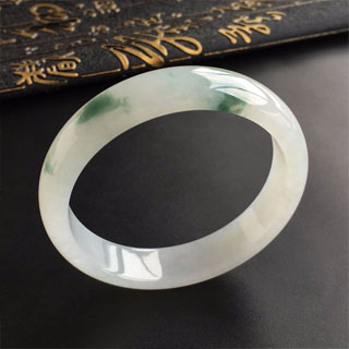 买翡翠手镯应该怎么选择