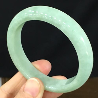 几百元的翡翠手镯怎么样保养