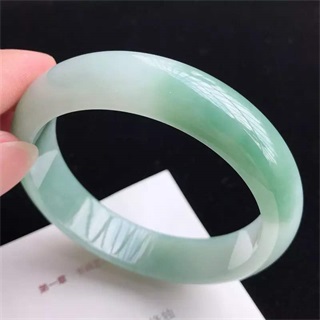 翡翠手镯飘绿糯种怎么样
