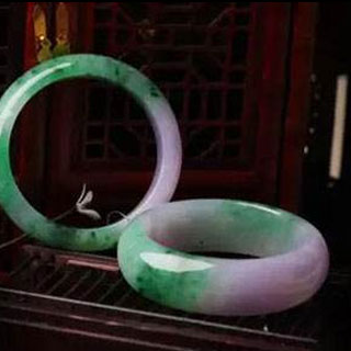 春带彩翡翠手镯价格