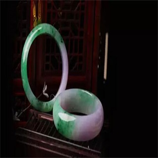 糯种春带彩翡翠手镯价格多少钱