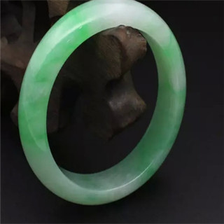 淡绿色翡翠a货手镯多少钱
