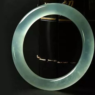 五行缺金戴翡翠手镯好吗