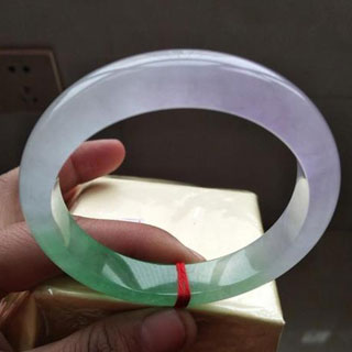 缅甸春带彩翡翠玉镯贵不贵