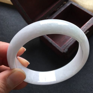 冰糯纯白翡翠价格多少