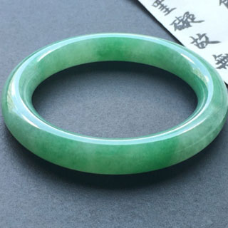 冰种满阳绿翡翠圆条手镯贵不贵