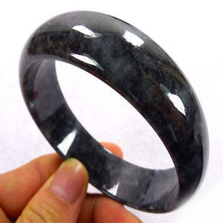 黑色翡翠叫什么名字
