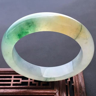 淡春带彩翡翠手镯价格高吗