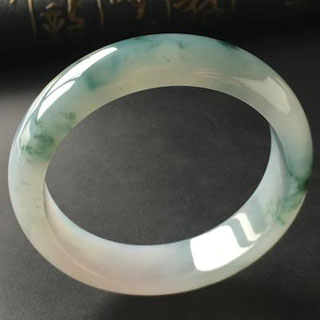 翡翠玉镯白底蓝花好吗