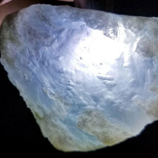 玻璃种翡翠原石打灯表现