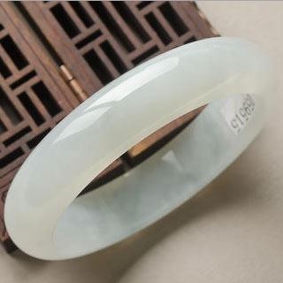 冰种翡翠贵妃手镯特点