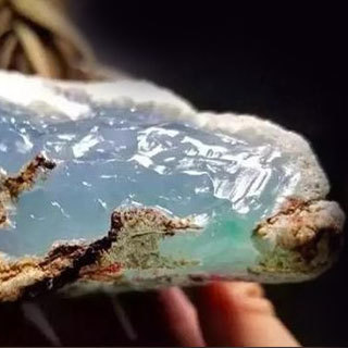 天然翡翠原石的特点