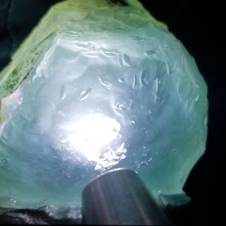 玻璃种翡翠原石的特点