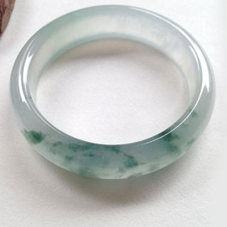 冰飘花翡翠玉手镯特点