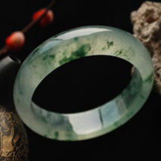 玻璃种飘花的翡翠价格