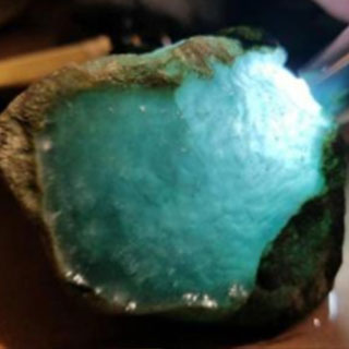 莫西沙高冰翡翠原石的鉴别