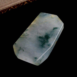 玻璃种翡翠毛料的特点