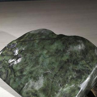 南齐翡翠原石的特点
