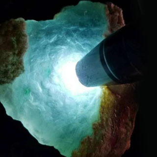 玻璃种翡翠原石的特征