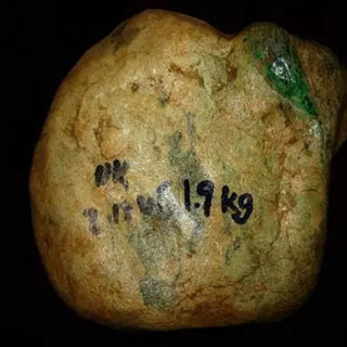 翡翠原石帝王绿皮壳表现