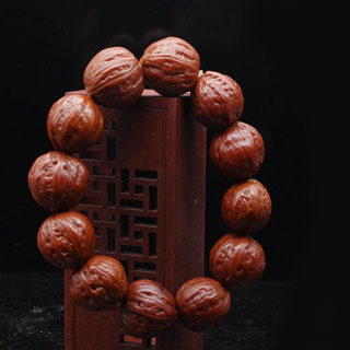 冬天适合戴桃核手串吗