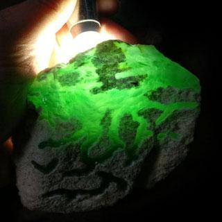 真翡翠在紫光灯下是什么颜色