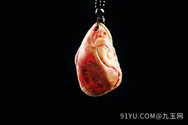 鸡血石吊坠3.jpg?x-oss-process=image/auto-orient,1/quality,q_90/watermark,image_dXBsb2Fkcy93YXRlcl9tYXJrL2ppdXl1LnBuZz94LW9zcy1wcm9jZXNzPWltYWdlL3Jlc2l6ZSxQXzM1L2JyaWdodCw4NA,x_12,y_18